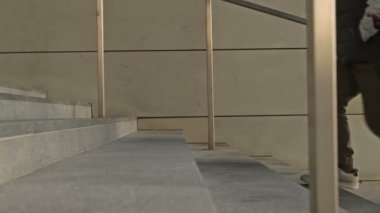 Bir alt geçidin ya da metronun merdivenlerinde koşup duran farklı insanların bacakları..