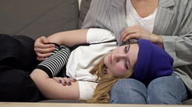 Annem genç kızına sarılıyor. Aile içinde sevgi, anlayış ve destek. Anneler Günü.