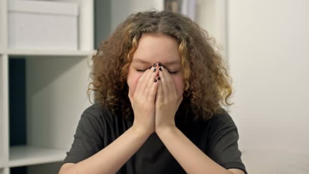 Portrait of a teenage girl who sneezes. — Αρχείο Βίντεο