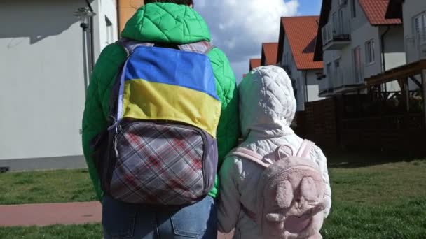 Menekültek Ukrajnából, lakást keresnek egy biztonságos területen. Anya a kislányával.. — Stock videók