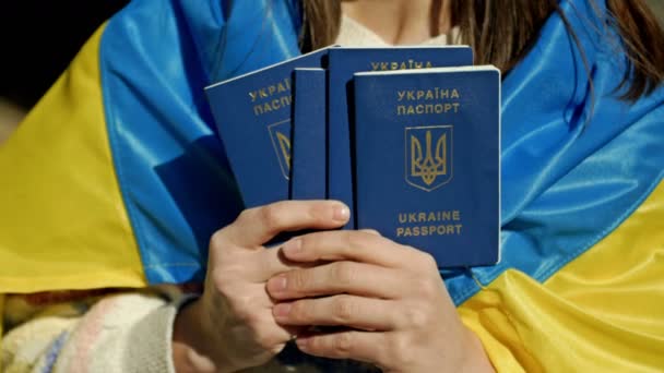 Donna coperta con la bandiera dell'Ucraina, con passaporti ucraini in mano. Protesta contro la guerra in Ucraina e l'aggressione russa. — Video Stock