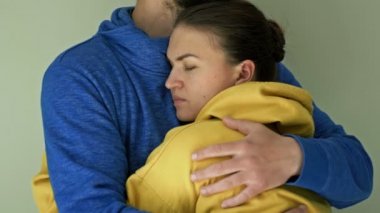 Bir adam ve bir kadın Ukrayna bayrağı renginde giysiler içinde ayakta duruyor. Rus saldırısına karşı verilen savaşın sembolü olarak..