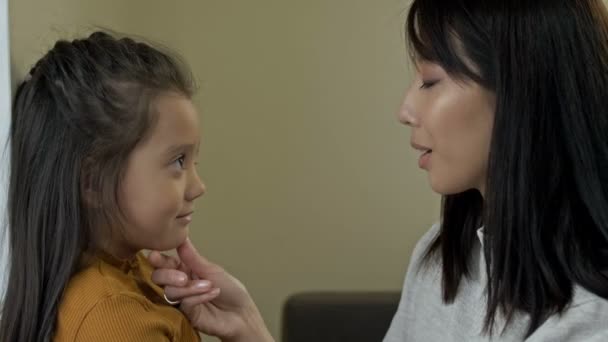 Amour et tendresse entre mère et fille. Fête des mères. — Video