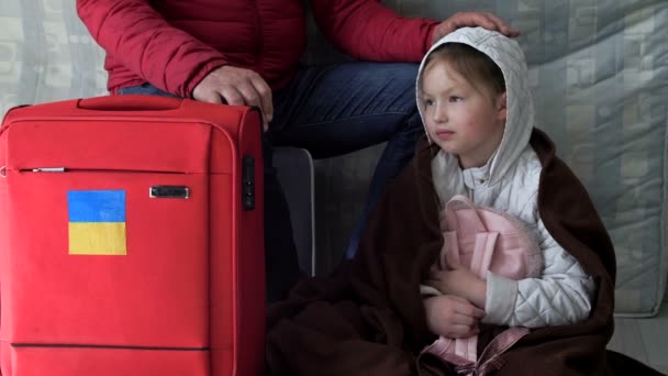 Female volunteer offers hot tea to Ukrainian refugees at a migrant center. War in Ukraine. — Stok video