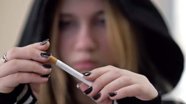 Дівчинка - підліток ламає цигарку. Протест проти куріння. Бажання покінчити з шкідливою звичкою. — стокове відео