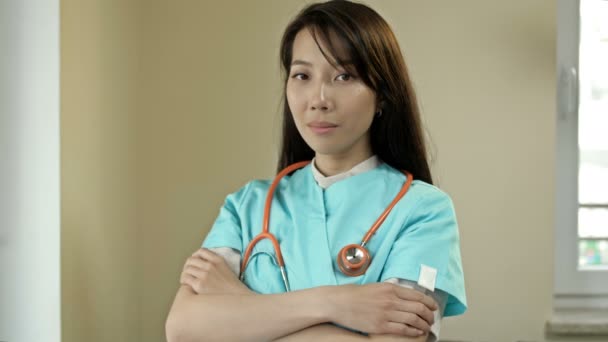 Portrait of a young Asian female doctor. — Stock Video