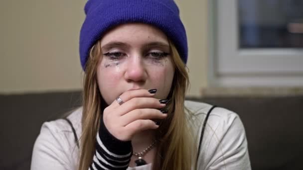 Frightened crying teenage girl asks for help. A gesture denoting a persons need for help. — Vídeo de Stock