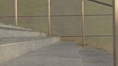 Müzik aletini bir çantada taşıyan bir müzisyenin bacakları. Alt geçitteki merdivenlerde, metroda ya da istasyonda..