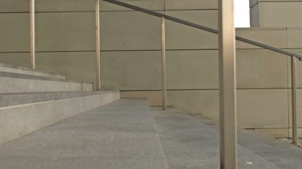 Ноги різних людей спускаються по сходах метро або метро . — стокове відео