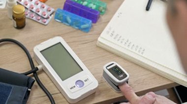 Yaşlı bir kadın ilaçlarını alıyor..