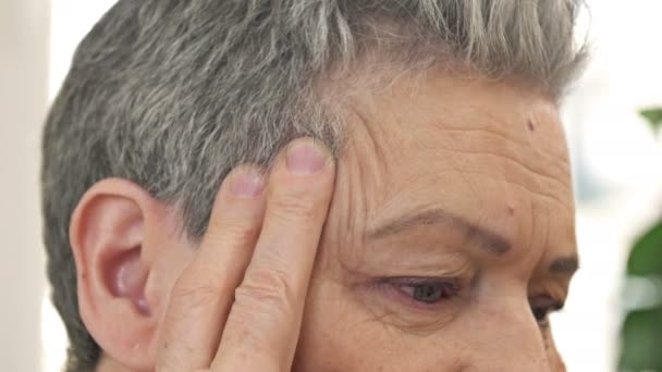 Cara de la mujer mayor que sufre de dolor de cabeza . — Vídeos de Stock
