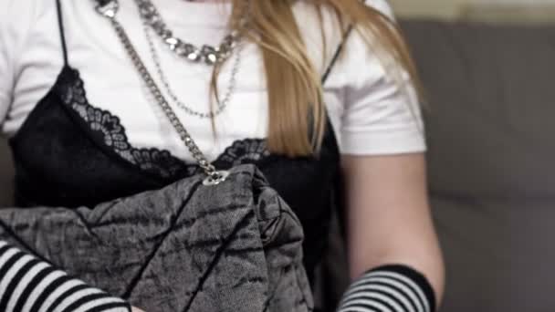 Egy tinédzser lány, aki randizik, óvszert tesz a táskájába. Közelről.. — Stock videók