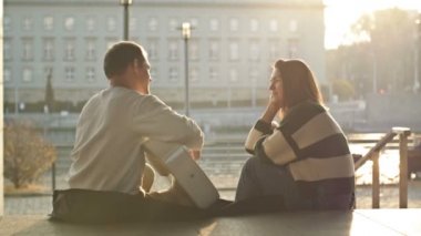 Rıhtımda tarih. Bir çift aşık şehir setinde oturuyordu, adam gitar çalıyordu..