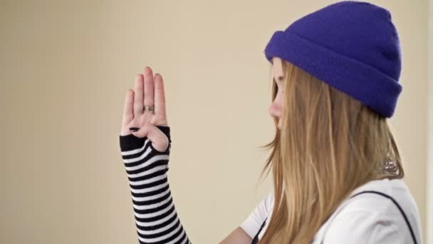 A rémült tinédzser lány segítséget kér. Segítségre szoruló személyekre utaló gesztus. — Stock videók