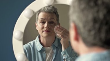 Aynanın Önünde Makyaj Yapan Kıdemli Kadın.