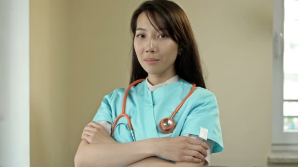 Porträtt av en ung asiatisk kvinnlig läkare. — Stockvideo
