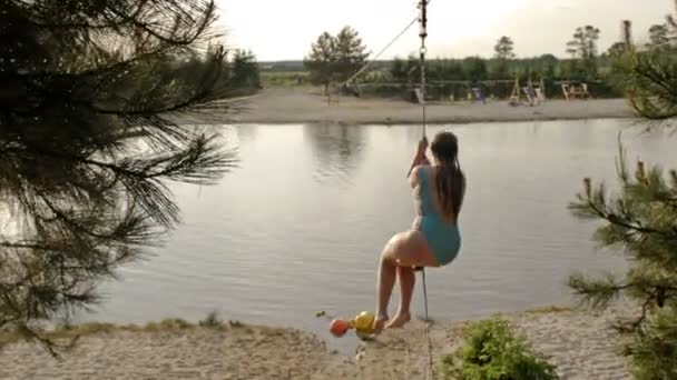 穿着游泳衣的少女在湖上玩得很开心 她飞越湖面跳入水中 暑假的快乐和欢乐 — 图库视频影像