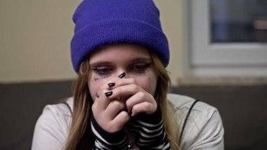 Ağlayan genç bir kızın portresi. Yaş sorunları. Acı, dargınlık. HD.