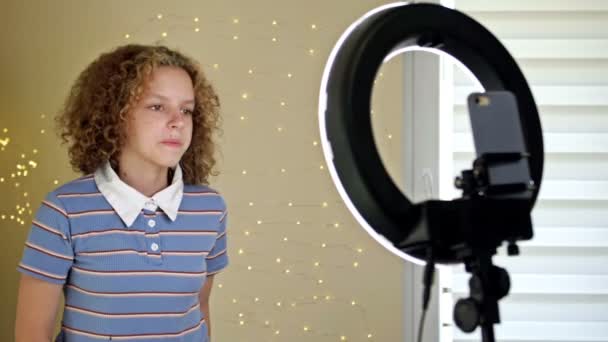 年轻的博客概念 快乐的少女在相机前跳舞 在家里用三脚架手机拍摄视频 在社交媒体上分享她的流行内容 — 图库视频影像