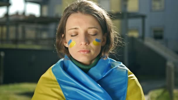 Portret Kobiety Ukraińską Flagą Ramionach Protest Przeciwko Wojnie Ukrainie Rosyjskiej — Wideo stockowe