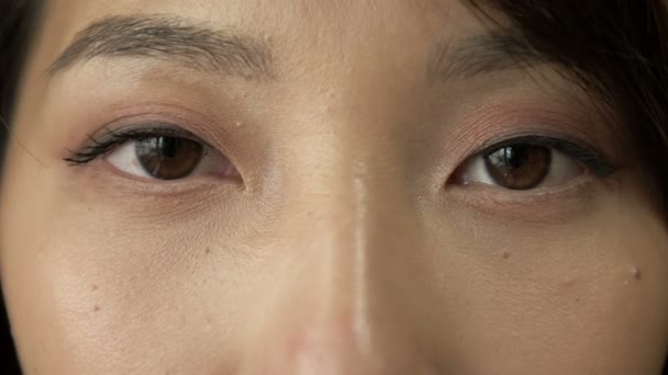 Egy Fiatal Koreai Arcának Felső Része Figyelmes Nézés — Stock videók