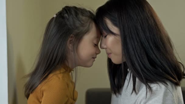 Uma Mãe Asiática Sua Filhinha Gentilmente Tocam Cabeça Uns Dos — Vídeo de Stock