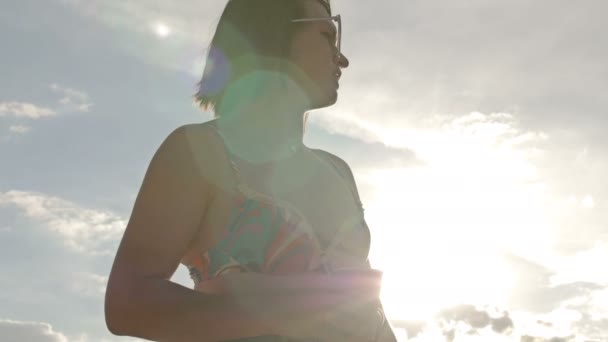 Mujer Joven Baila Canta Contra Cielo Nublado Relájese Con Una — Vídeos de Stock