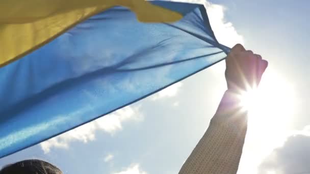 Mãos Das Mulheres Seguram Uma Bandeira Ondulante Ucrânia Contra Céu — Vídeo de Stock