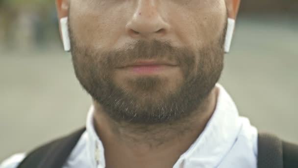 Nahaufnahme Porträt Eines Bärtigen Mannes Mittleren Alters Mit Drahtlosen Kopfhörern — Stockvideo