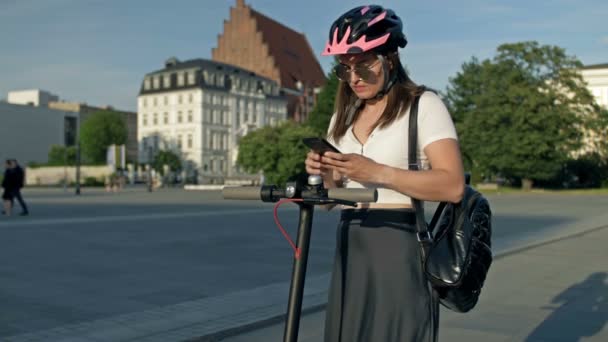Mladá Žena Pronajme Elektrický Skútr Pomocí Speciální Aplikace Svém Mobilním — Stock video