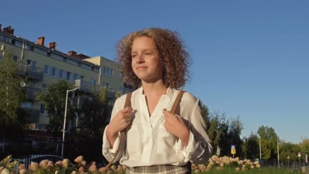 Χαριτωμένη Έφηβη Μαθήτρια Πηγαίνει Σχολείο Μετά Τις Καλοκαιρινές Διακοπές Κορίτσι — Αρχείο Βίντεο