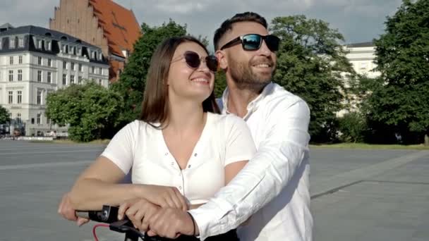 Zomer Portret Van Een Verliefd Stel Een Elektrische Scooter Een — Stockvideo