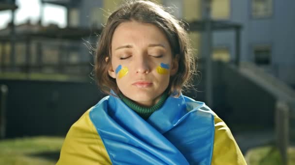 Portrait Une Femme Avec Drapeau Ukrainien Sur Les Épaules Manifestation — Video