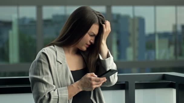 Ung Kvinne Med Smarttelefon Hendene Ansiktet Hennes Uttrykker Fortvilelse Frykt – stockvideo