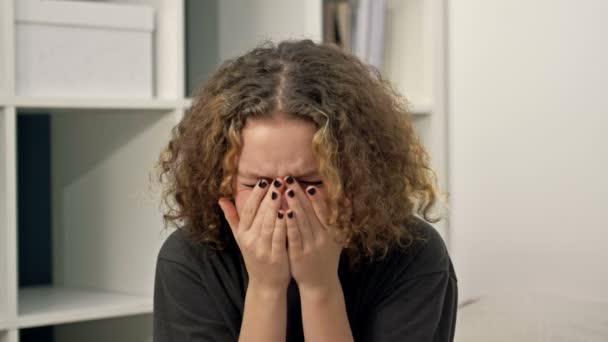 Adolescente Senta Sozinha Chora Cobrindo Rosto Com Mãos Problemas Adolescência — Vídeo de Stock