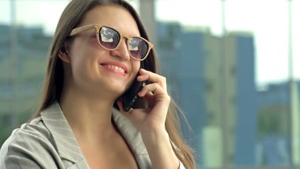 Veselá Mladá Žena Slunečními Brýlemi Jak Telefonuje Zatímco Stojí Ulici — Stock video