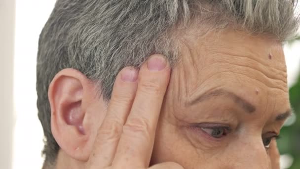 Wajah Wanita Senior Yang Menderita Sakit Kepala — Stok Video