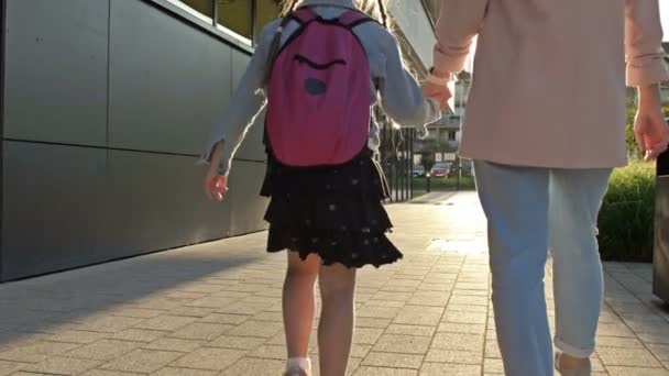 Mom Meets Her Little Daughter School Young Woman Holds Hand — Vídeo de Stock