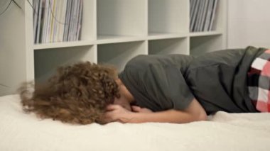 Yatağa düşen üzgün genç kız. Gençlik depresyonu ve sosyal sorunlar. HD.