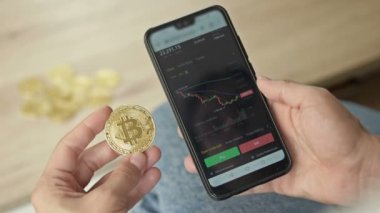Bitcoin para ve hesap makinesi insanların elinde. Bitcoin fiyat tablosu. HD.