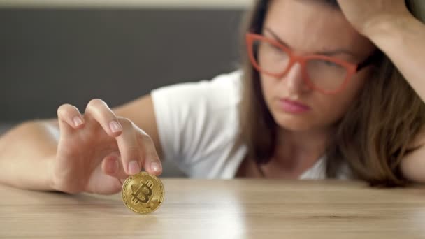 Frustrated Woman Rolls Bitcoin Coin Table Course Most Popular Cryptocurrency — 图库视频影像