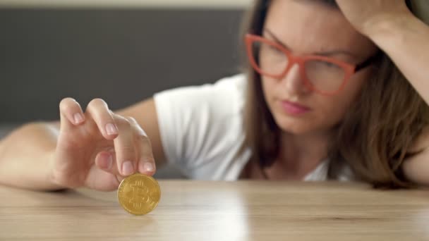 Frustrated Woman Rolls Bitcoin Coin Table Course Most Popular Cryptocurrency — Stock video