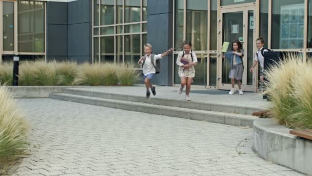 Group Elementary School Students Joyfully Run Out School Building End — Stockvideo