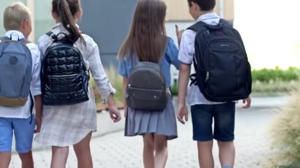 Four First Graders Two Boys Two Girls Walking School Yard — Video Stock