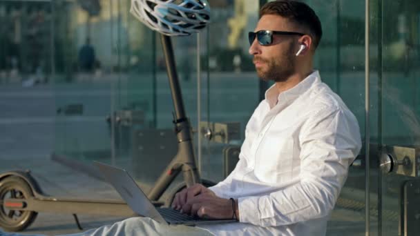 Concept Remote Work Middle Aged Man Headphones Sits Sidewalk City — Stockvideo