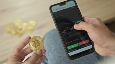 Bitcoin para ve hesap makinesi insanların elinde. Bitcoin fiyat tablosu. HD.
