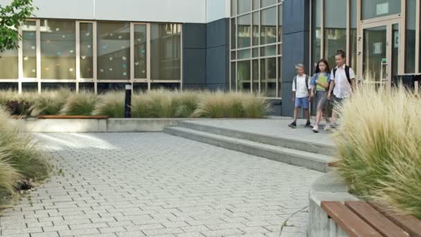 Group Elementary School Students Joyfully Run Out School Building End — ストック動画