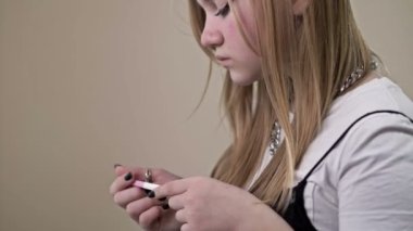 Genç kız hamilelik testinde korkunç görünüyor. 4K.