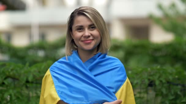 Portrait Young Smiling Woman Ukrainian Flag Her Shoulders Faith Victory — Stok video