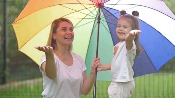 Jovem Com Uma Pequena Filha Sob Guarda Chuva Brilhante Durante — Vídeo de Stock